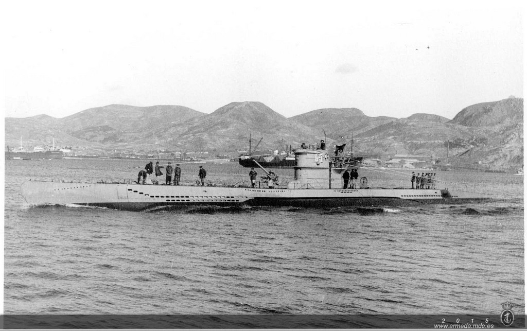 1951. G-7 entrando en Cartagena. Aunque superado por los avances tecnológicos durante la Segunda Guerra Mundial, era la mejor unidad disponible de la Flotilla de Submarinos en la década de los 50